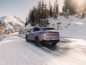 XPENG G6, schräg von hinten auf verschneiter Straße