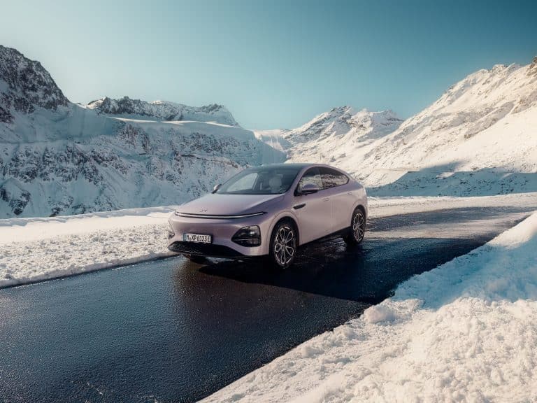 XPENG G6, schräg von vorn links auf einer verschneiten Passstraße