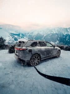 XPENG G9 beim Laden im Schnee