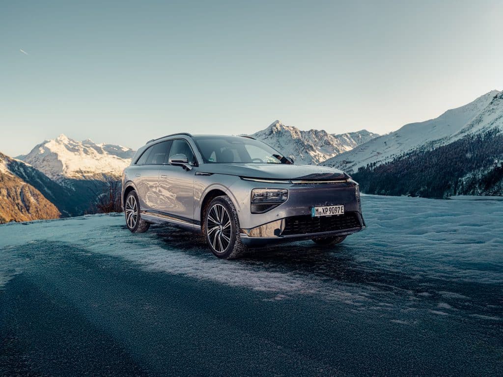 XPENG G9, schräg von vorn rechts vor verschneiten Bergen