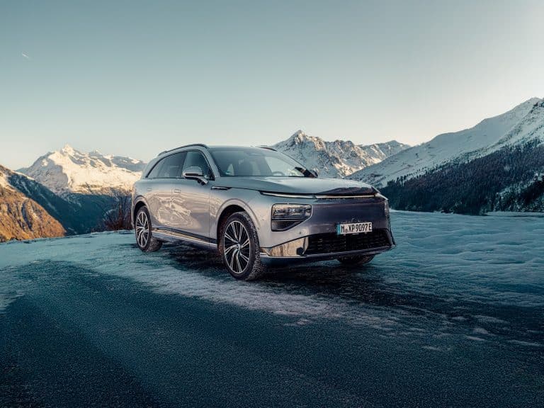 XPENG G9, schräg von vorn rechts vor verschneiten Bergen