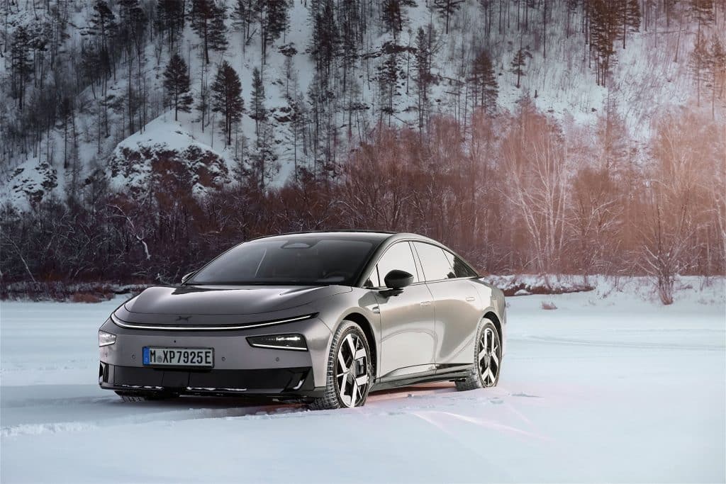 XPENG P7+, schräg von vorn links auf einer Schneefläche